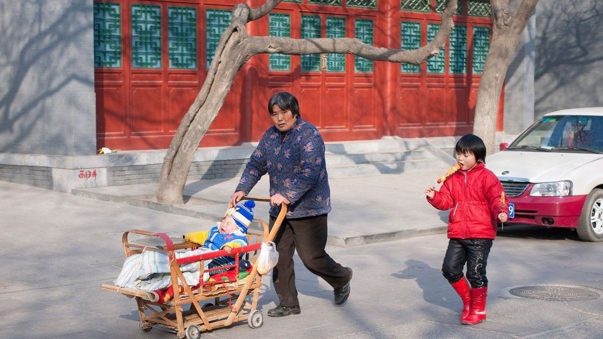 Čína dovolí rodinám až tři děti